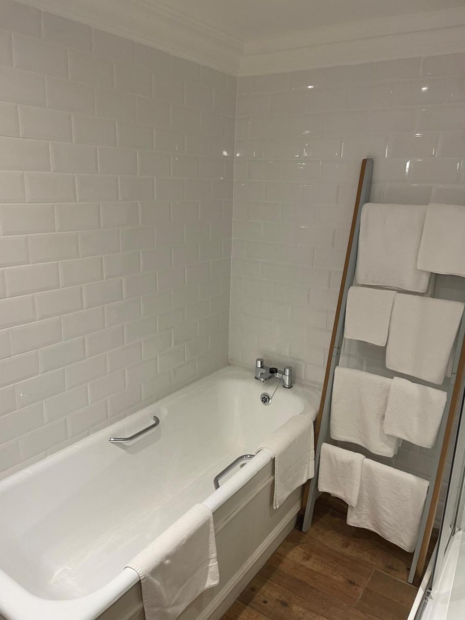 Towers Hotel Гленби Екстериор снимка