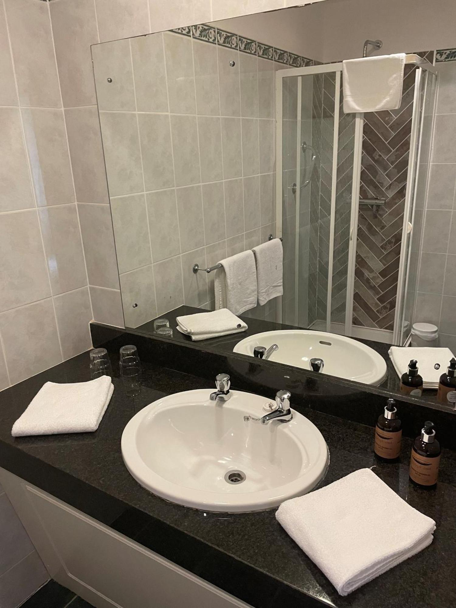 Towers Hotel Гленби Екстериор снимка